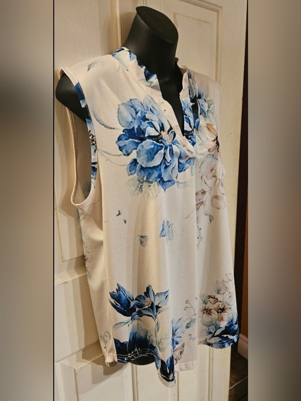 Sleeveless Floral Split-Neck Blouse in Cream and Blue By Loveu.dear - Picture 5 of 7